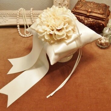 リボンとダリアのリングピロー（オフホワイト）