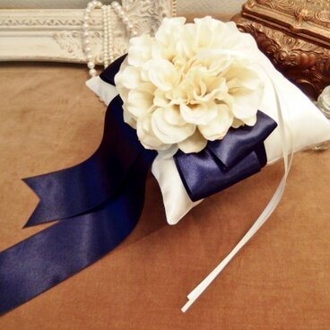 リボンとダリアのリングピロー（ネイビー）