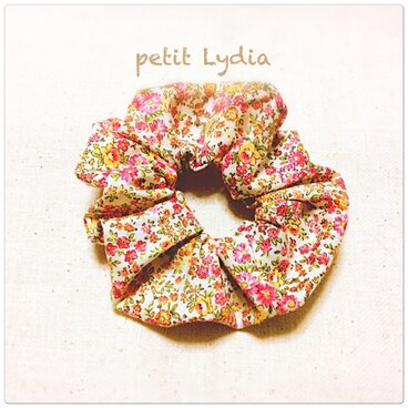 花柄ピンク色のシュシュ