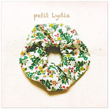 花といちごの若草色シュシュ