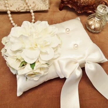 花束とリボンのリングピロー（ホワイト）