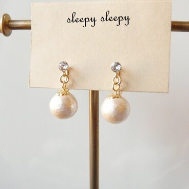 きらきらラインストーンとコットンパールのノンホールピアス