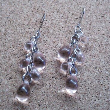 桜色チェコガラスの雫ピアス