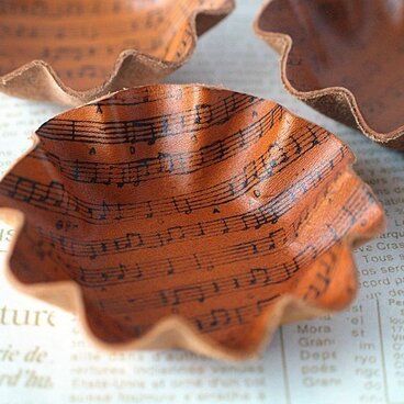 カップケーキ型・革のミニトレイ＜楽譜・キャメル＞