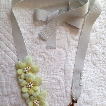ライムグリーンのお花リボンネックレス