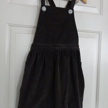 コーヒー色コーデュロイのエプロンスカート（ジャンパースカート）