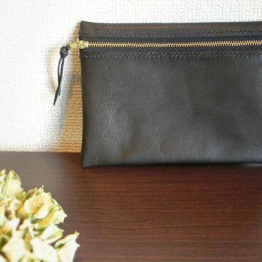 手縫いステッチの牛革フラットポーチ（ブラック）