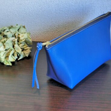 牛革しっかりマチのポーチ（ブルー）