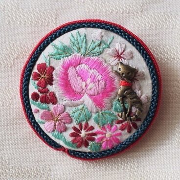 猫「ブローチ」ヴィンテージ手縫い・京刺繍