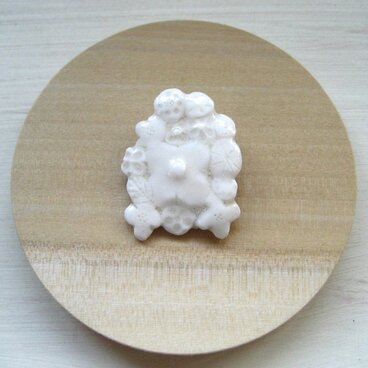 Flowers pattern Brooch (白磁)