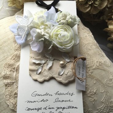 蝶々と小さなブーケのコサージュ