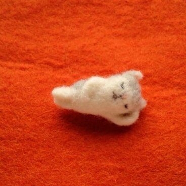 ねんねこにゃんこのブローチ