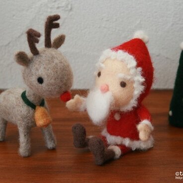 クリスマスを迎えるサンタさんとトナカイさん