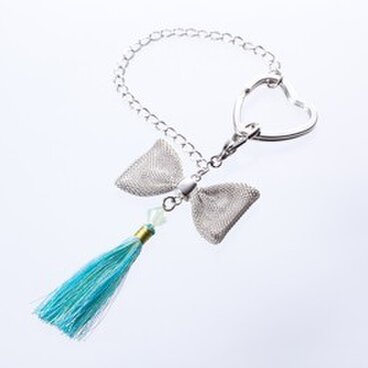 みずみずしいブルーなタッセルチャーム