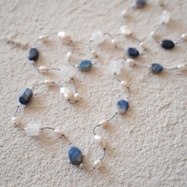 ラピスラズリ・淡水パール・クリスタルのシルクコード・ネックレス