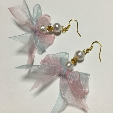 オーガンジーリボンとコットンパールのピアス ピンク