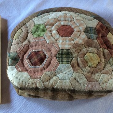 ヘキサゴンのハーフムーンポーチ