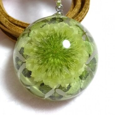 ツメクサとティントヴェールのペンダント