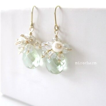 新緑カラーのガラスのボリュームピアス