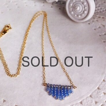 淡いブルービーズのネックレス