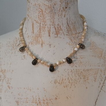 カフェオレ色のネックレス