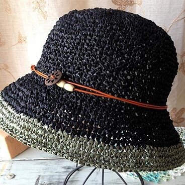 バイカラーのつば広ハット【クロとグリーン】