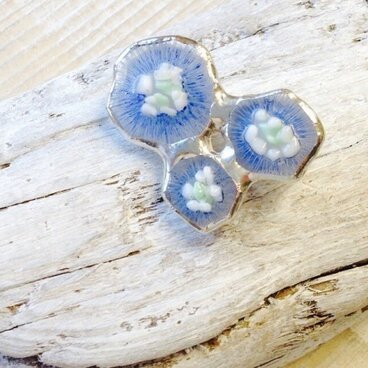 青い花のブローチ  ステンドグラスのブローチ