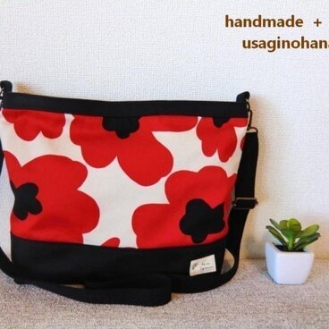 ショルダーバッグ　【赤い花の北欧柄】  作品紹介