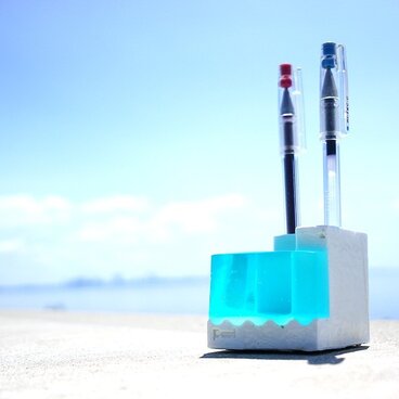 小さな流氷のペンスタンド。 “Pool-B”(スノーブルー)