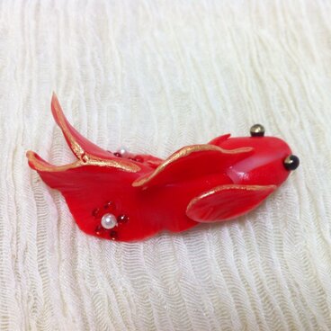 緋色金魚のブローチ