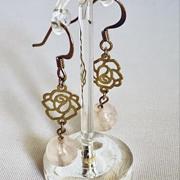 【フックピアス】10月の誕生石！1粒ローズクォーツ・薔薇透かしパーツ・銀♪