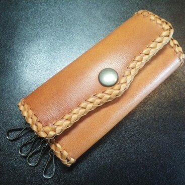 ※多脂革のキーケースかがり日やけ