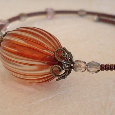 半透明のナツメビーズとスワロのブレスレット【ブラウン】