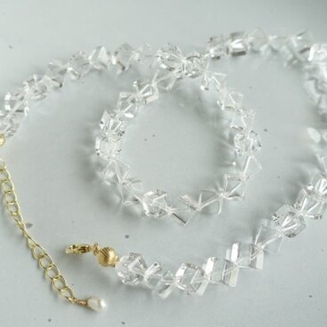 水晶のネックレス（キューブ）