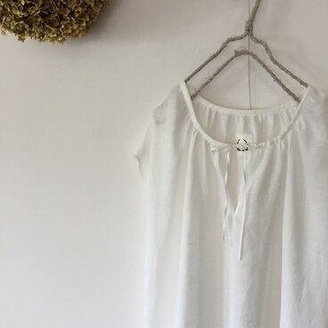 フレンチスリーブのさらさらワンピース