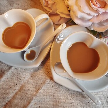 ハートペアカップソーサースプーン付(名入れ彫刻)化粧箱付