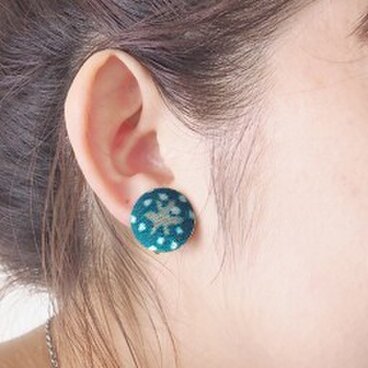 くるみボタンのイヤリング