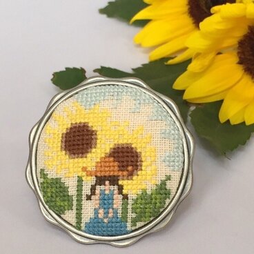 向日葵と女の子　刺繍ブローチ