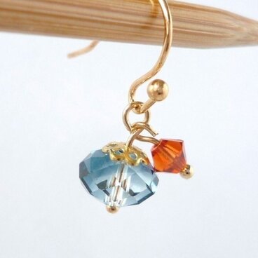 スワロのクリスタルブルーピアス