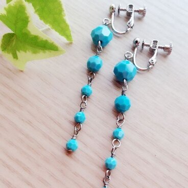 ターコイズブルーのイヤリング（スワロフスキー・エレメント使用）②