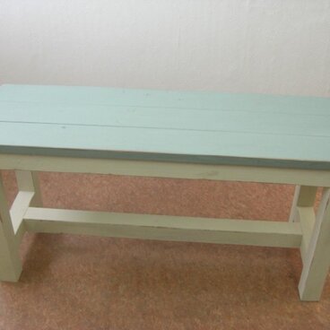 シャビーな　ベンチ