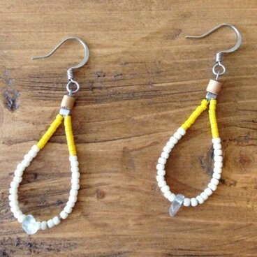 ひと際光るフローライト ピアス(黄+白 ver.)