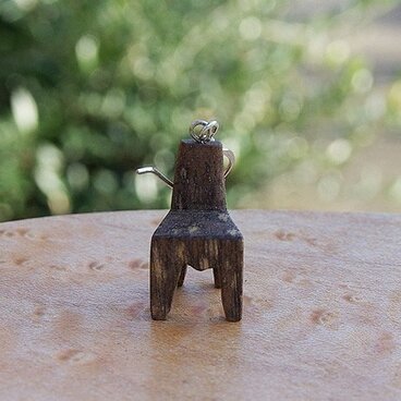 木の椅子のピアス  柿　ナチュラル