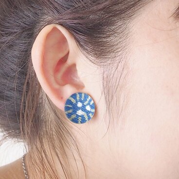 くるみボタンのピアス