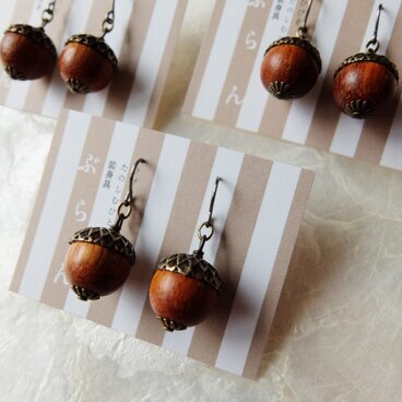 【秋の足音♪】木製どんぐりのチタンフックピアス