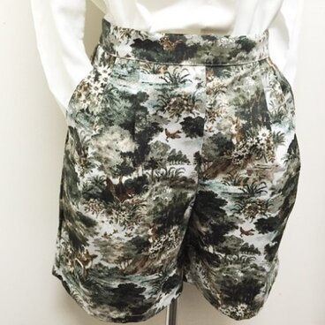 森の動物たちのショートパンツ