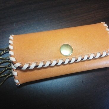 ※キャメル色のキーケースかがり