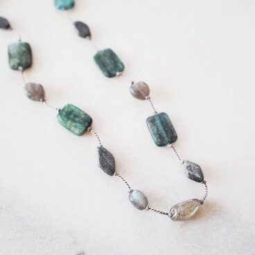 金属フリー・カイヤナイトとラブラドライトのシルクコードネックレス