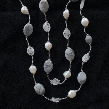 金属フリー・ボツワナアゲートと淡水パールのグレイッシュネックレス