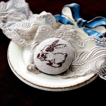 【刺繍】うさぎのブローチ